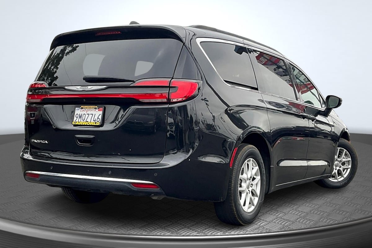 Used 2022 Chrysler Pacifica Touring-L FWD image 13