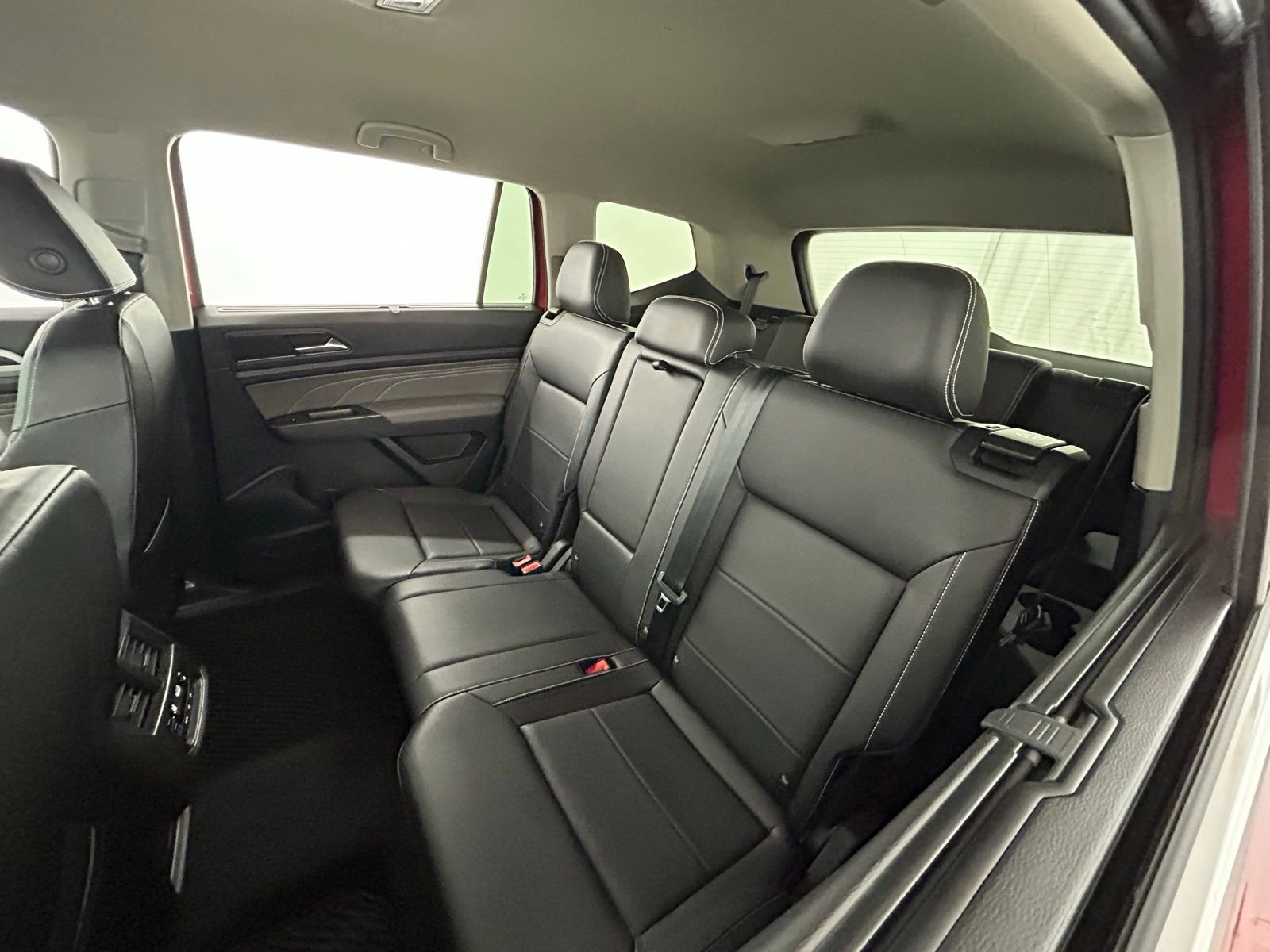 Used 2023 Volkswagen Atlas SE image 32