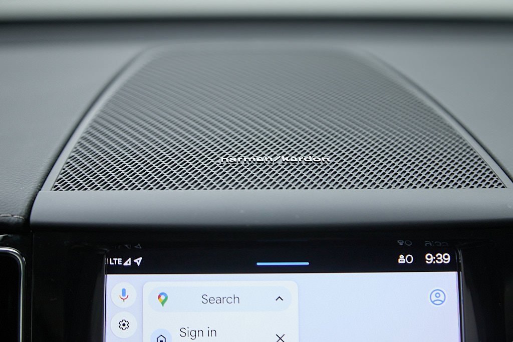 Certified 2023 Volvo XC60 B5 Ultimate w/ Climate Package image 30