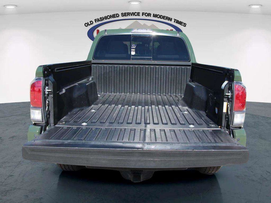 Used 2022 Toyota Tacoma TRD Sport w/ Technology Package image 9