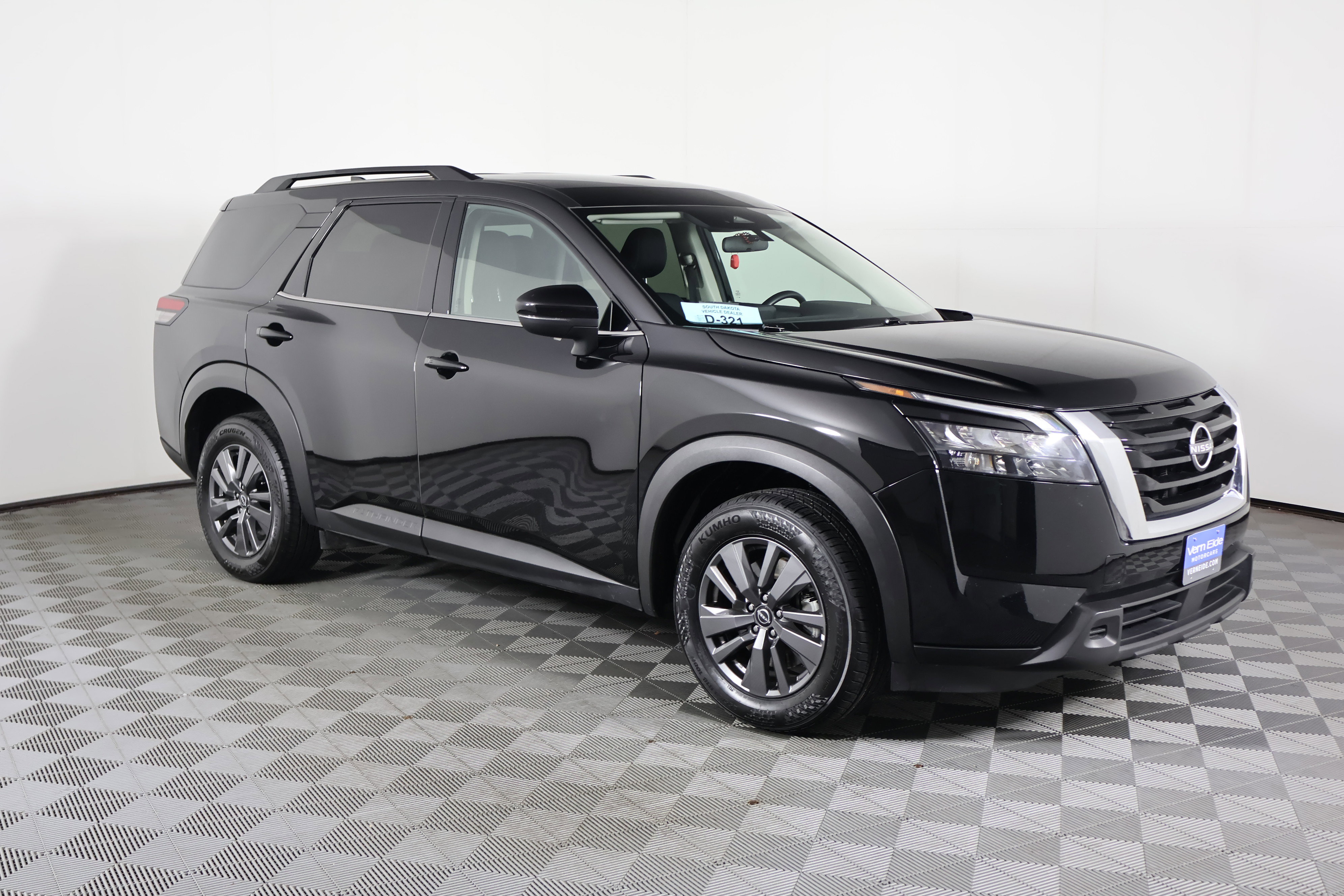 Used 2025 Nissan Pathfinder SV image 4