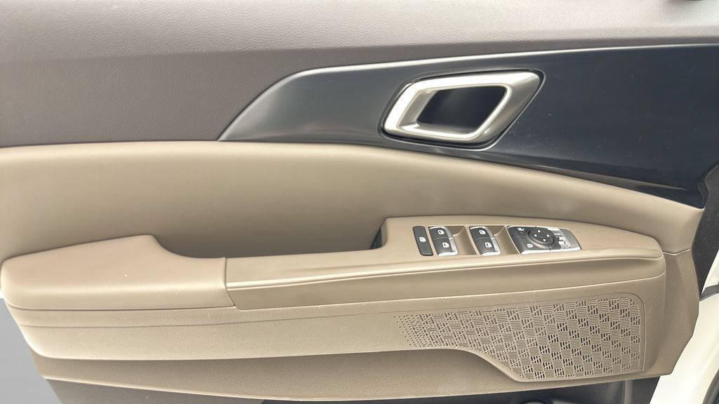 Used 2025 Kia Carnival FWD image 12