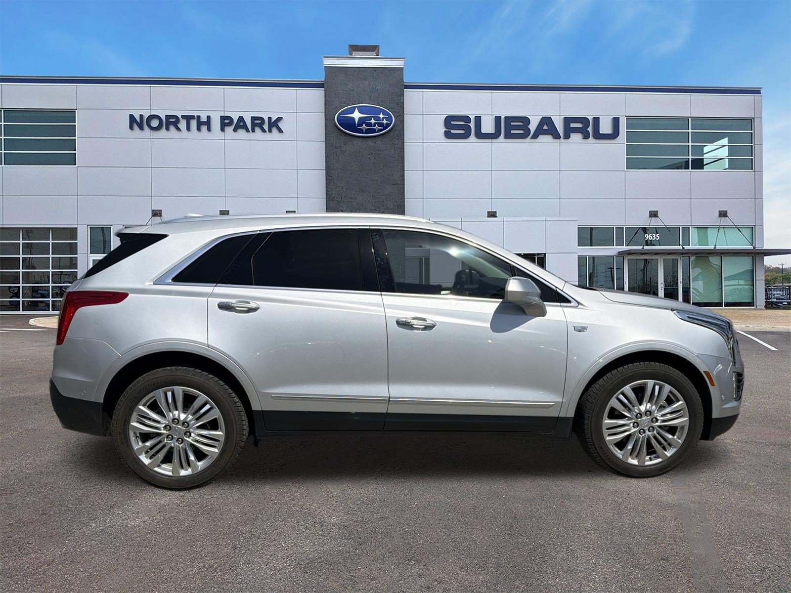Used 2019 Cadillac XT5 Premium Luxury w/ Driver Assist Package FWD image 2