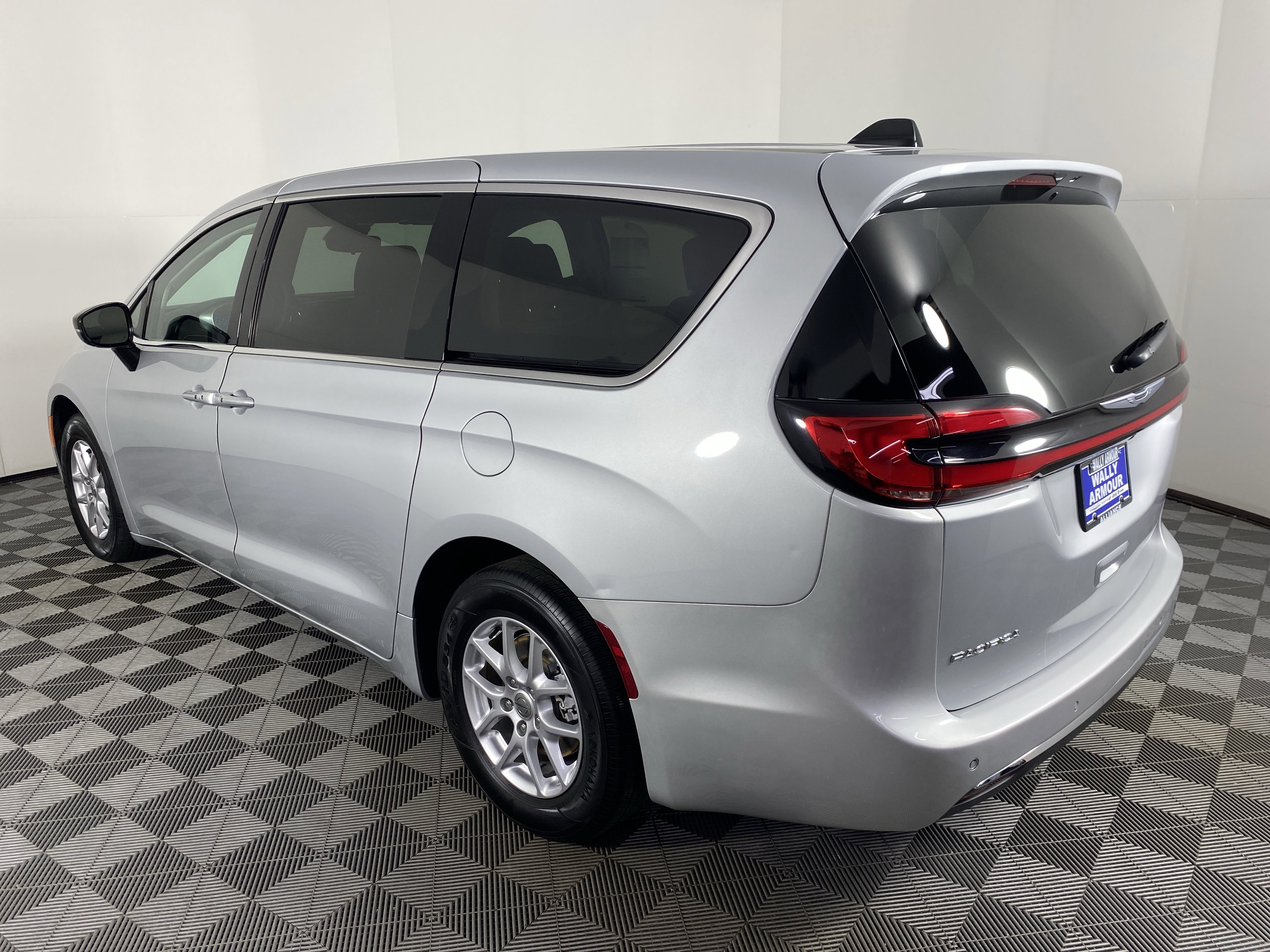 Used 2024 Chrysler Pacifica Touring-L image 9