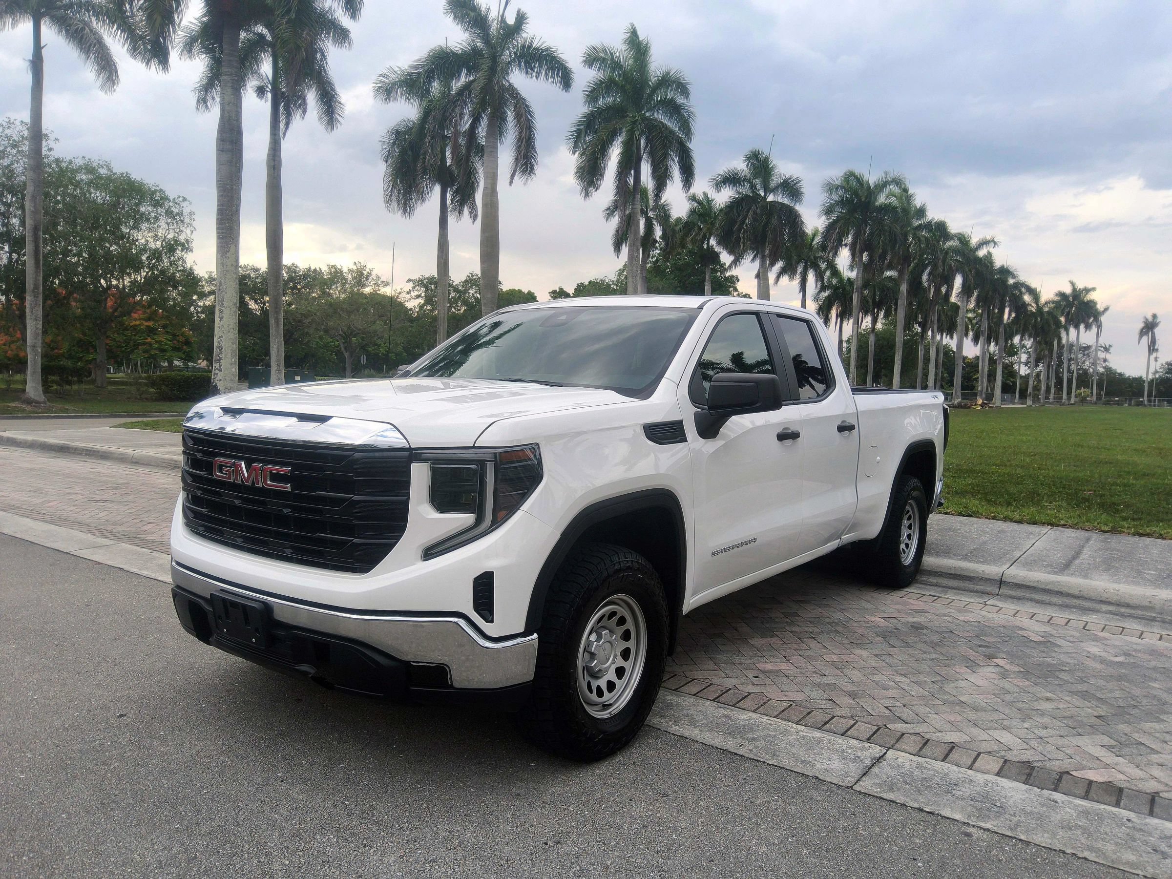 Used 2023 GMC Sierra 1500 Pro w/ Pro Value Package AWD/4WD image 3