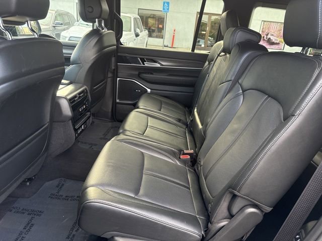 Certified 2024 Jeep Wagoneer Series III w/ Flexible Seating Group image 28