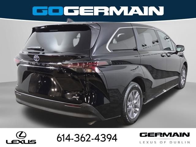 Used 2025 Toyota Sienna XLE image 9