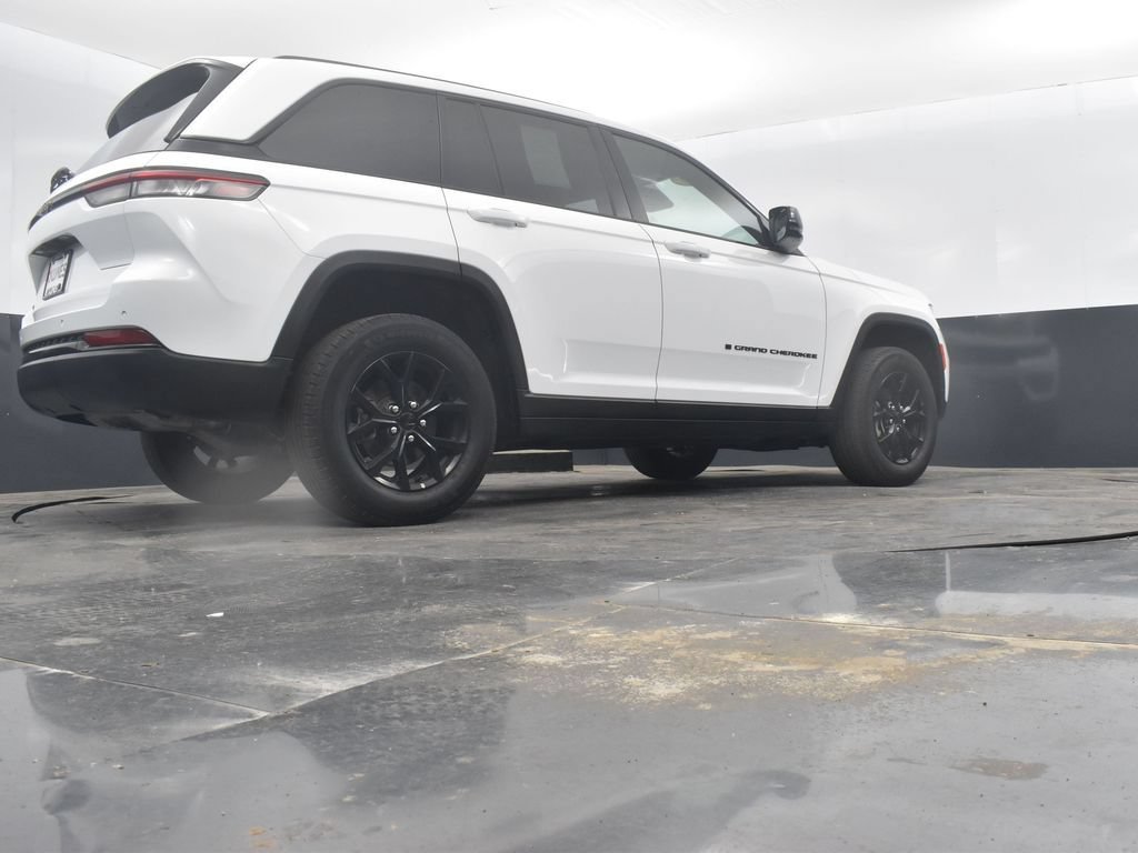 Used 2025 Jeep Grand Cherokee Altitude AWD/4WD image 42