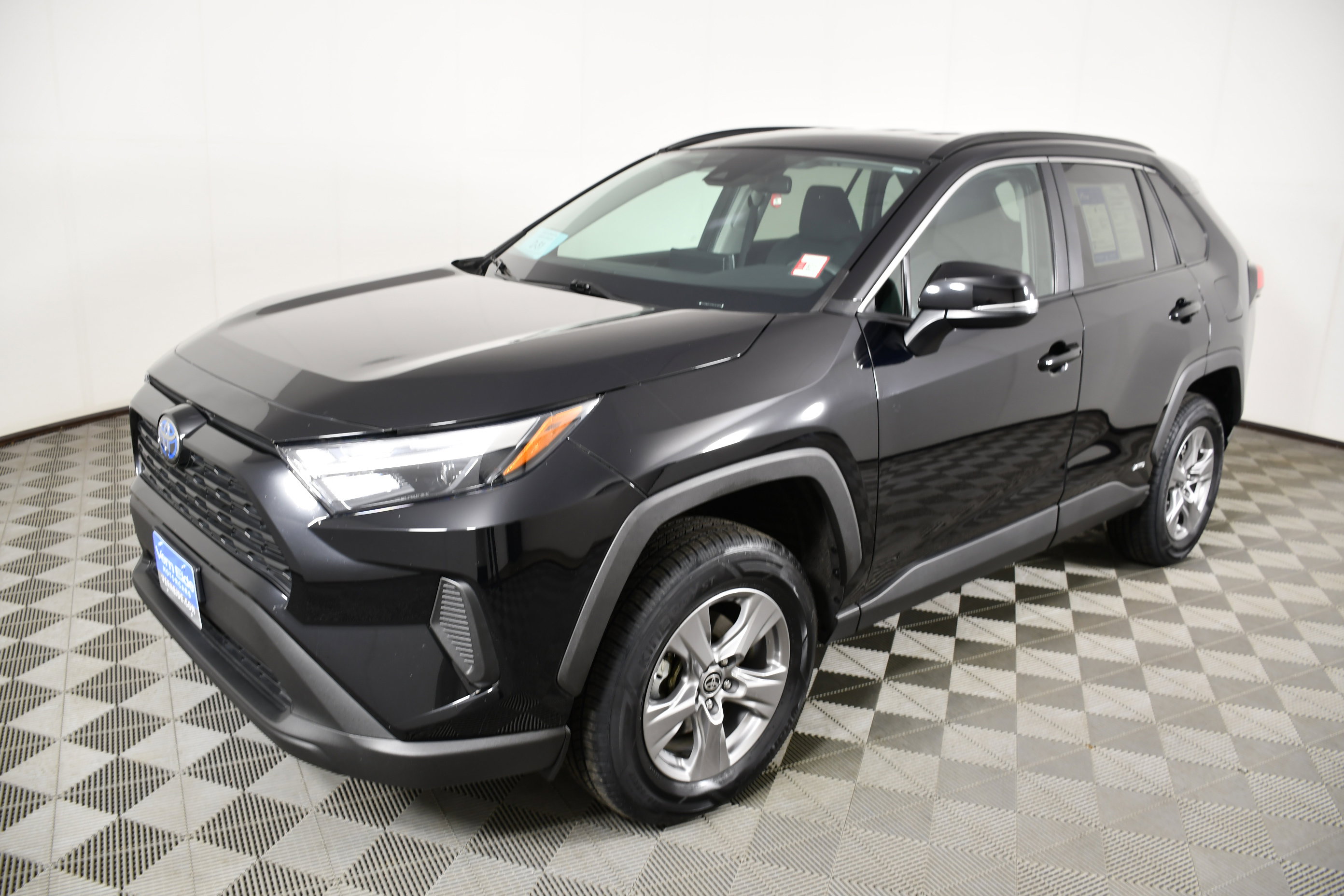 Used 2024 Toyota RAV4 LE AWD/4WD image 10