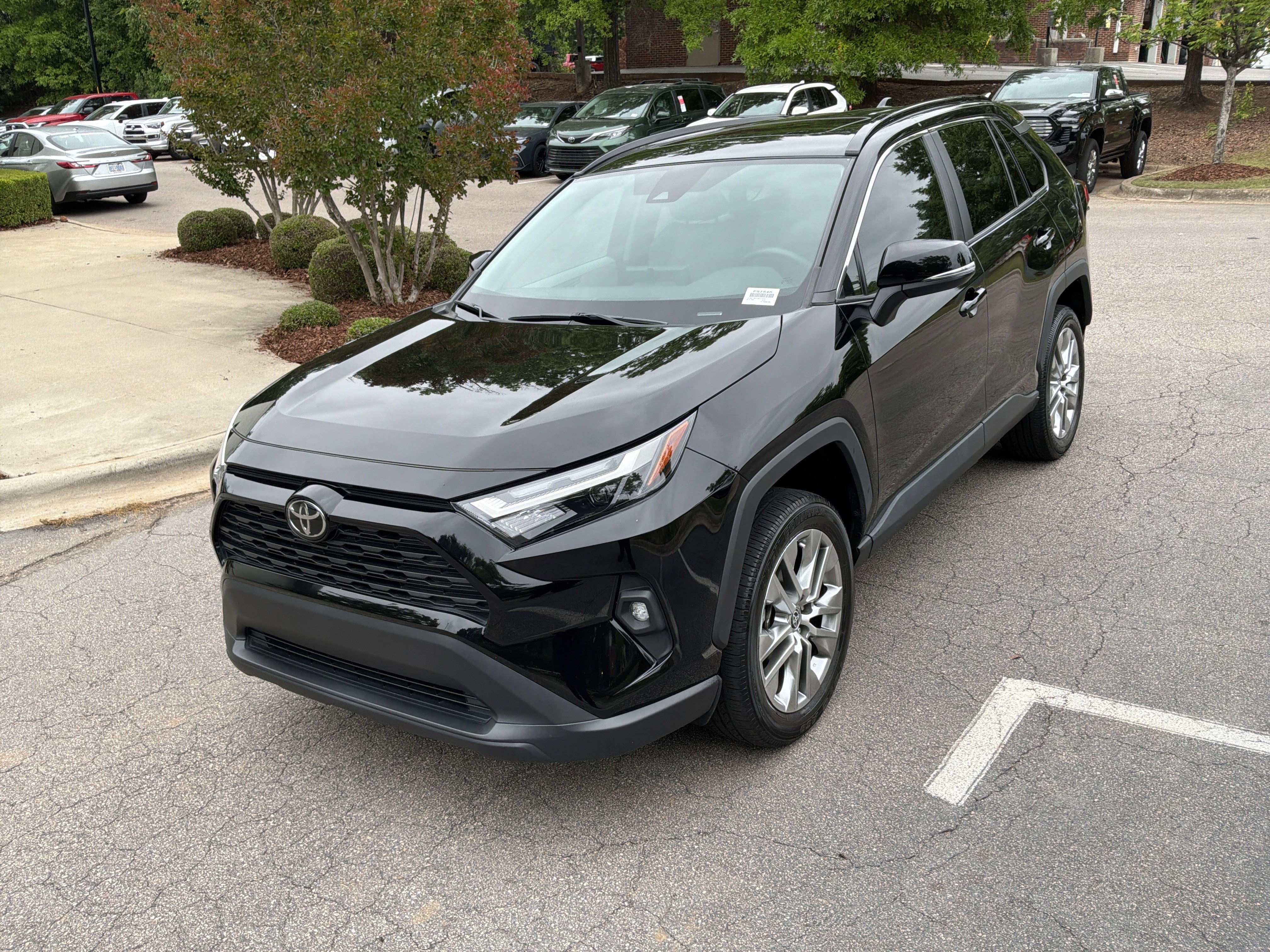 Used 2023 Toyota RAV4 XLE Premium AWD/4WD image 5