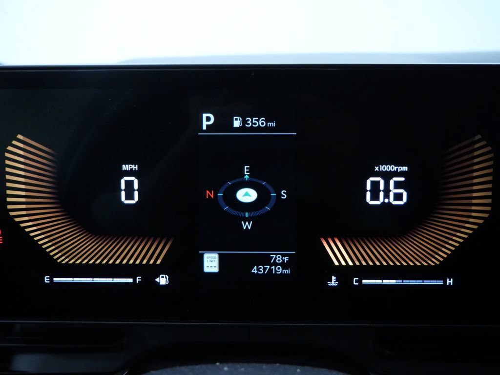 Used 2025 Kia Carnival FWD image 14