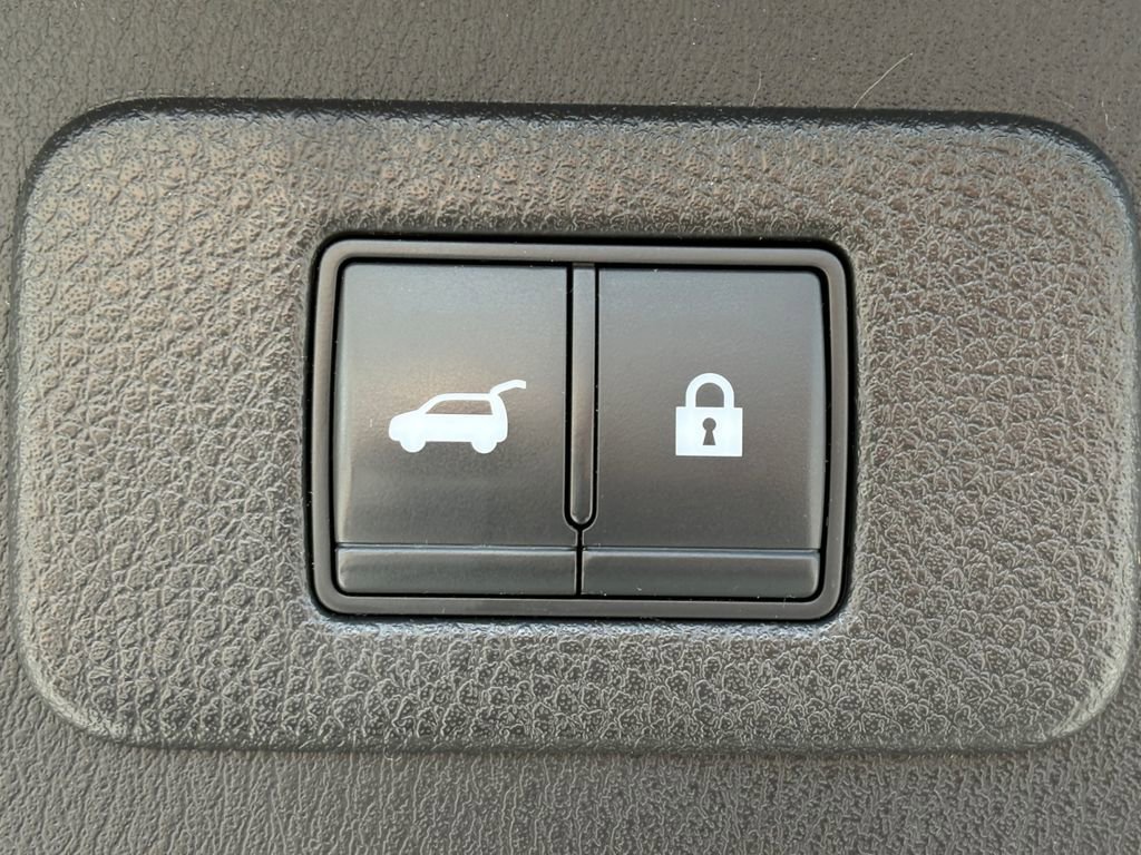 Used 2021 Nissan Armada SL w/ Captain's Chairs Package RWD image 11
