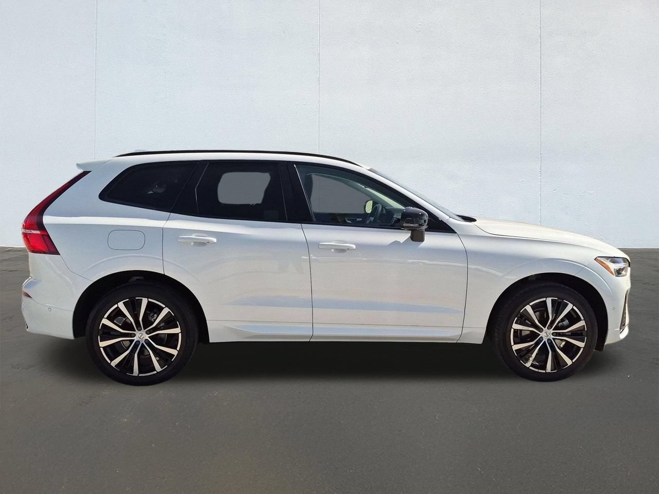 Certified 2024 Volvo XC60 B5 Plus AWD/4WD image 4