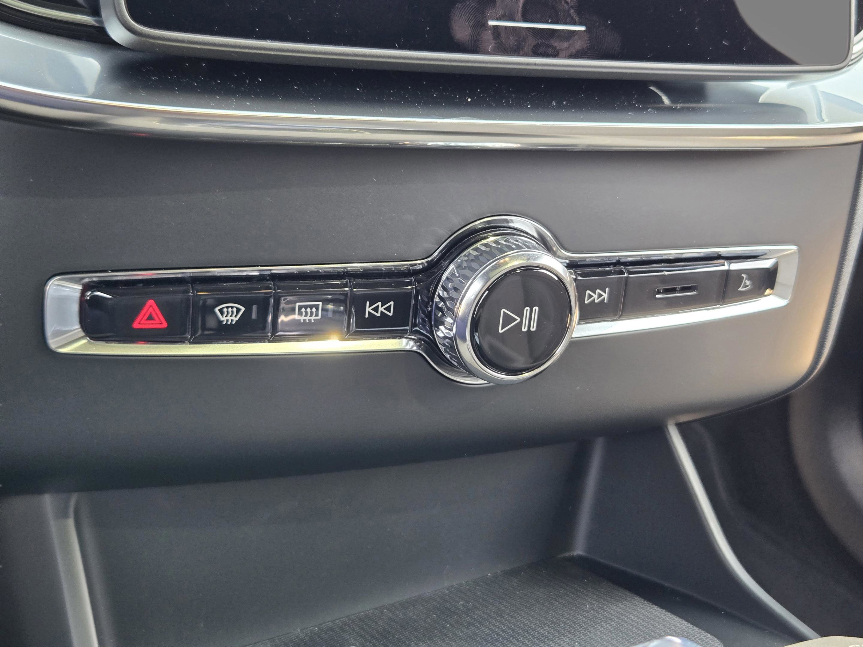 New 2026 Volvo XC90 B5 Core w/ Protection Package Premier image 16