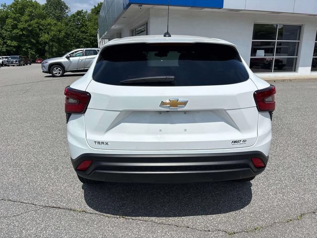 Used 2024 Chevrolet Trax LS w/ LS Convenience Package FWD image 4