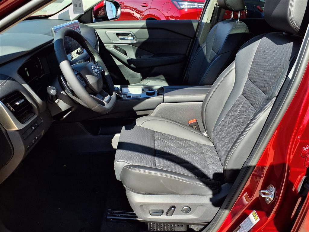 New 2026 Nissan Rogue Platinum image 4
