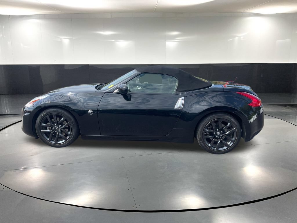 Used 2017 Nissan 370Z Touring RWD image 7