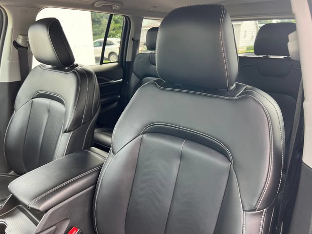 Used 2024 Jeep Grand Cherokee Limited w/ Black Appearance Package AWD/4WD image 13
