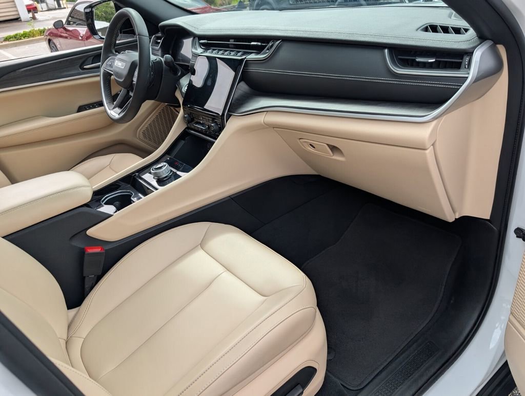 Certified 2023 Jeep Grand Cherokee Limited w/ Trailer Tow Prep Group (B) image 17