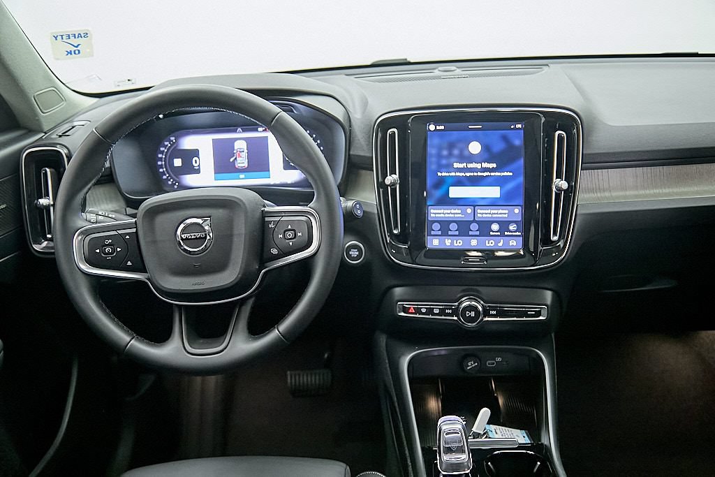 Certified 2023 Volvo XC40 B5 Ultimate w/ Protection Package Premier AWD/4WD image 24