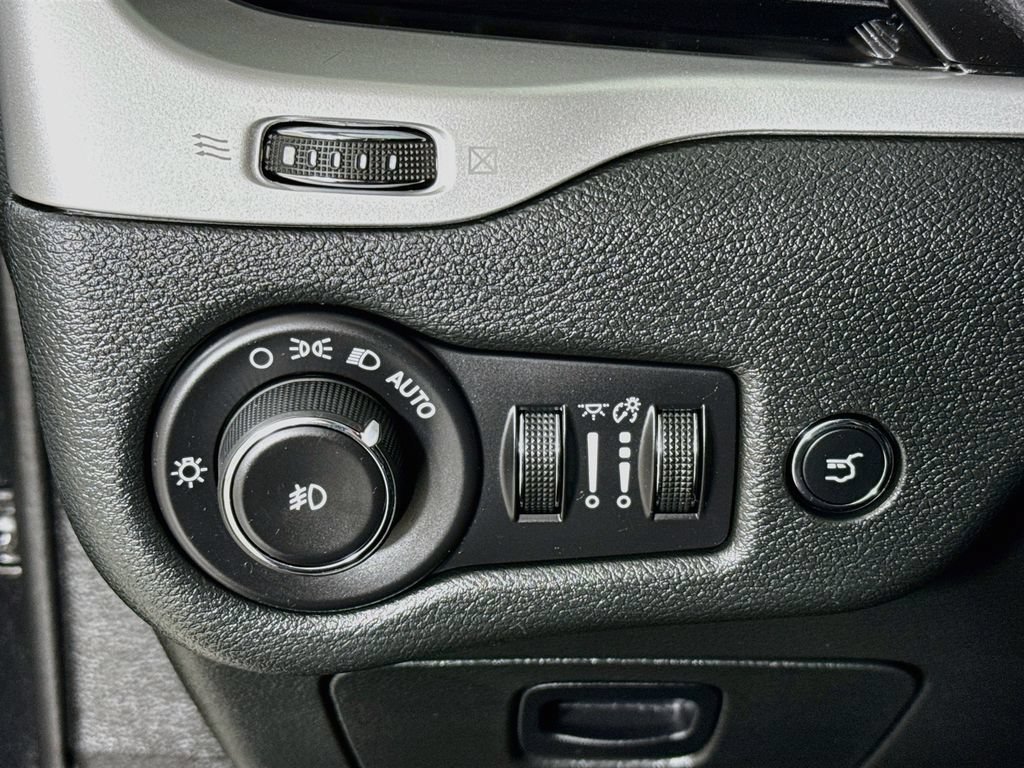 Used 2015 Jeep Cherokee Trailhawk w/ Comfort/Convenience Group AWD/4WD image 12