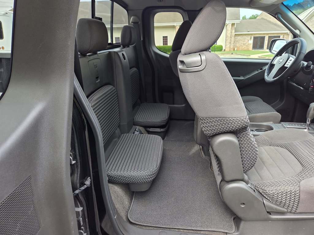 Used 2010 Nissan Frontier SE w/ SE Value Truck Pkg RWD image 28