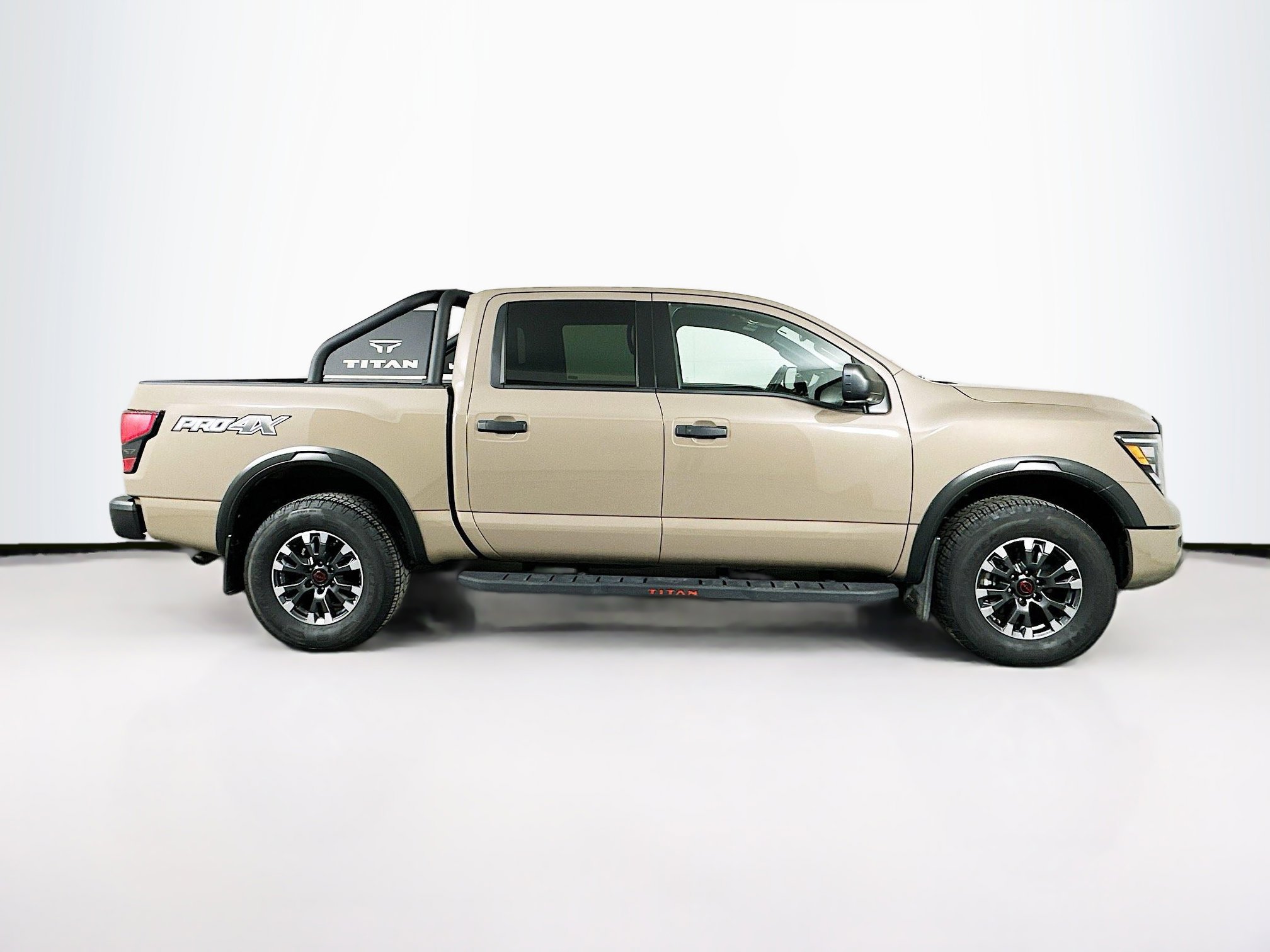 Used 2023 Nissan Titan PRO-4X w/ Off Road Protection Package image 10