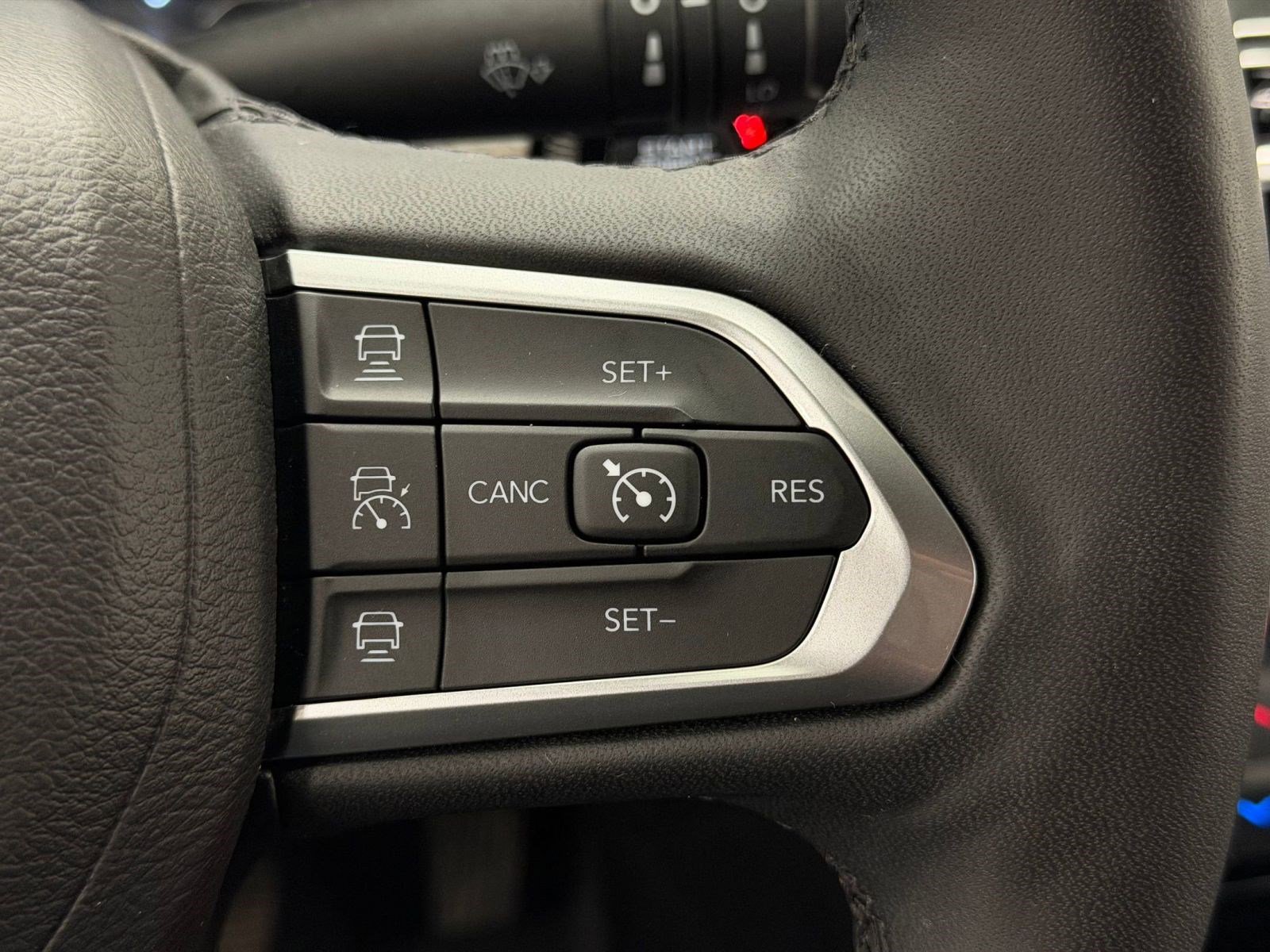 Used 2025 Jeep Compass Limited image 24