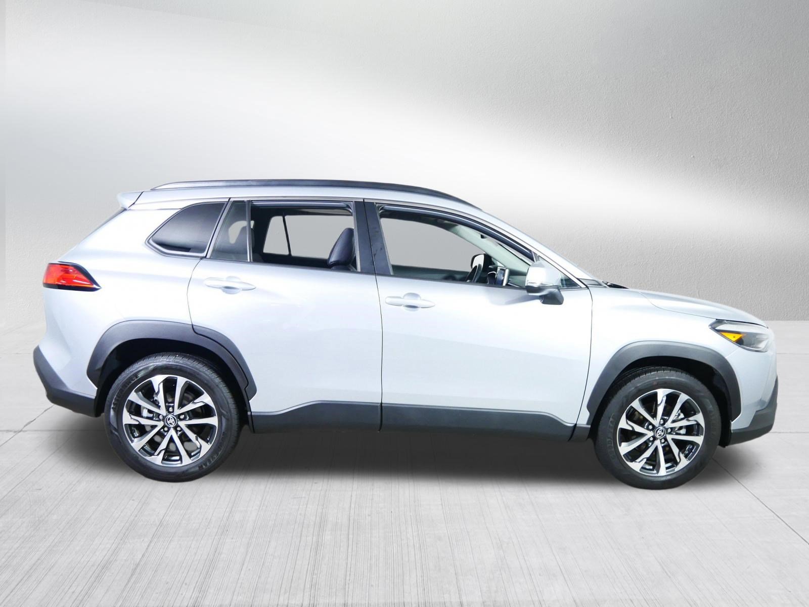 Used 2022 Toyota Corolla Cross XLE w/ Convenience Package image 8