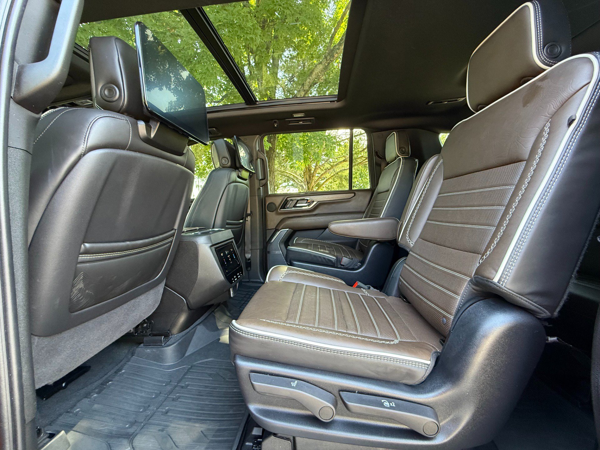 Used 2025 GMC Yukon XL Denali Ultimate w/ LPO, Floor Liner Package AWD/4WD image 14