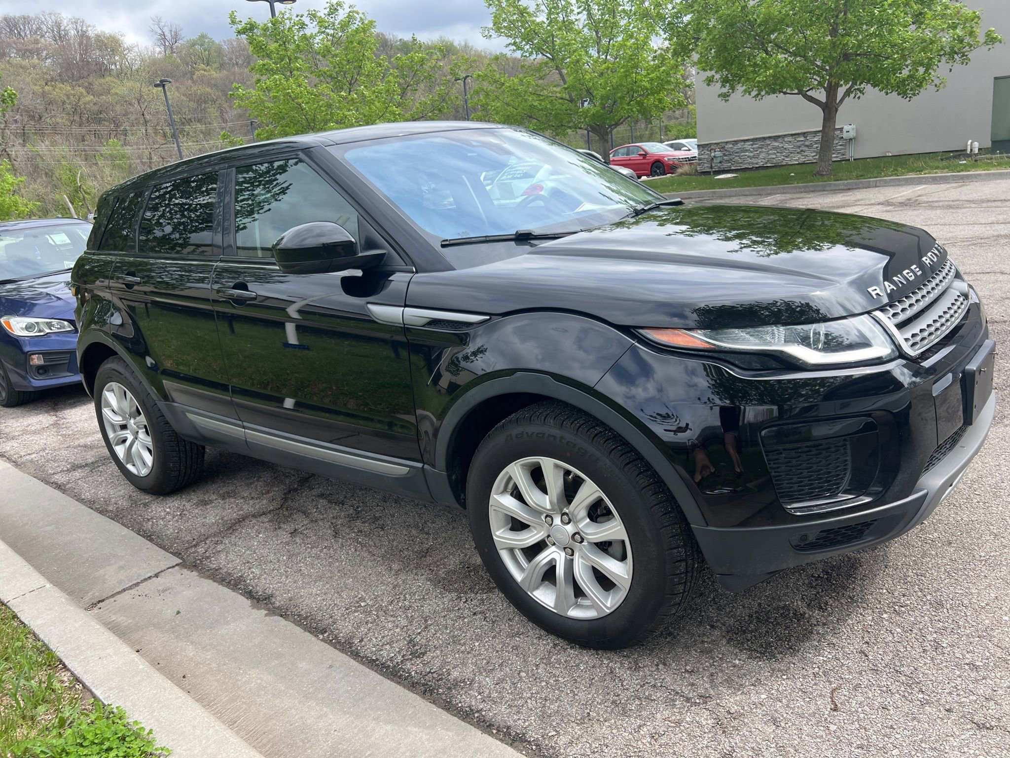 Used 2019 Land Rover Range Rover Evoque SE image 3