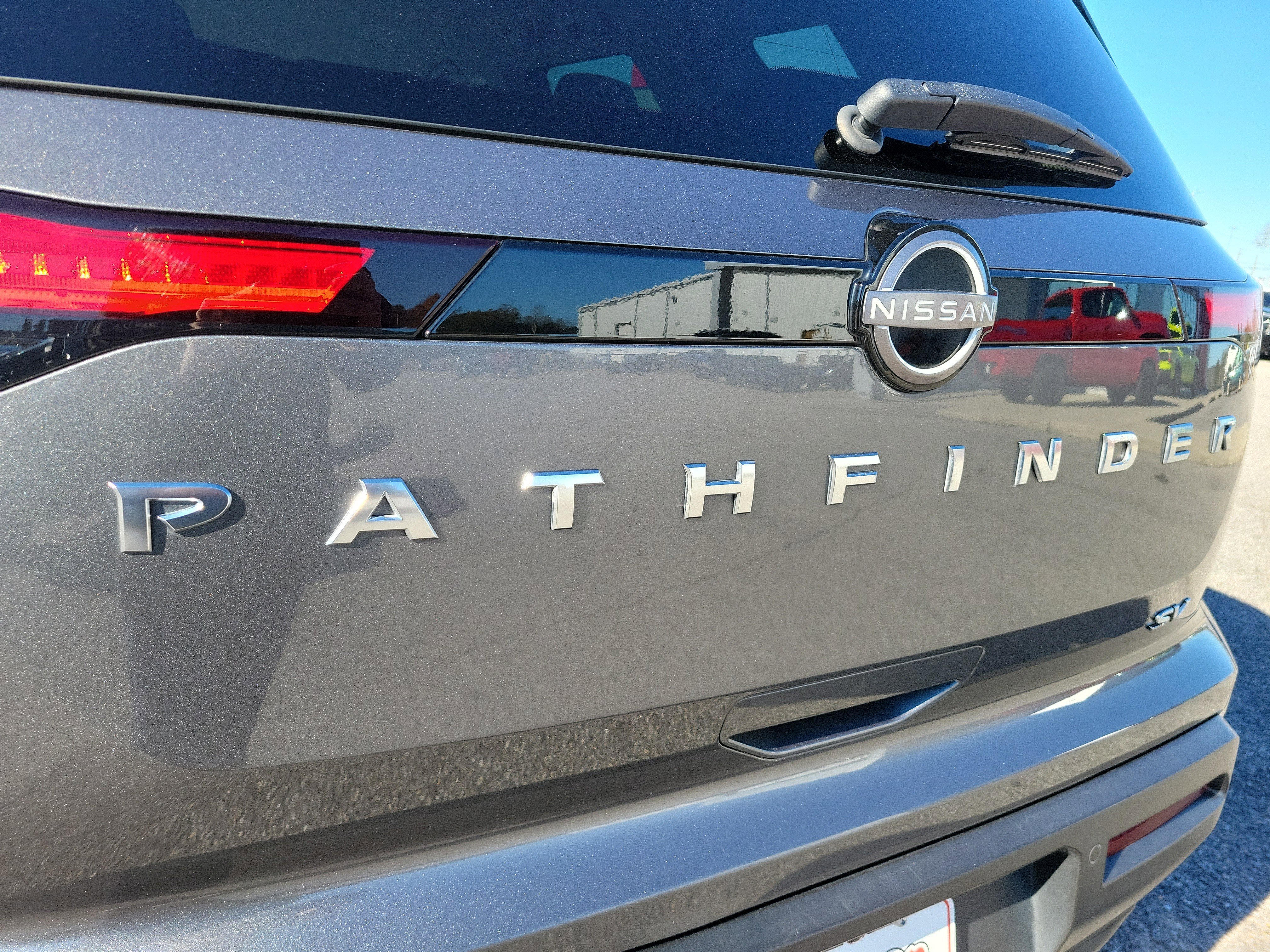 Used 2023 Nissan Pathfinder SV image 10