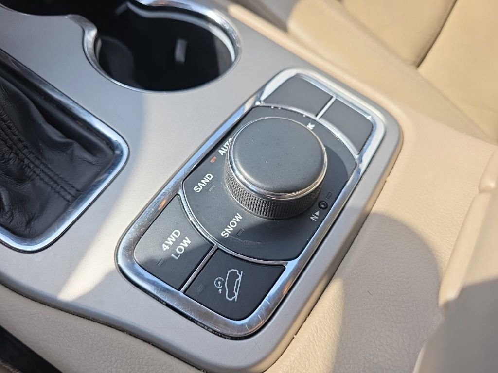 Used 2017 Jeep Grand Cherokee Limited image 26