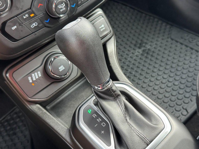 Used 2023 Jeep Renegade Latitude w/ Premium Group AWD/4WD image 19