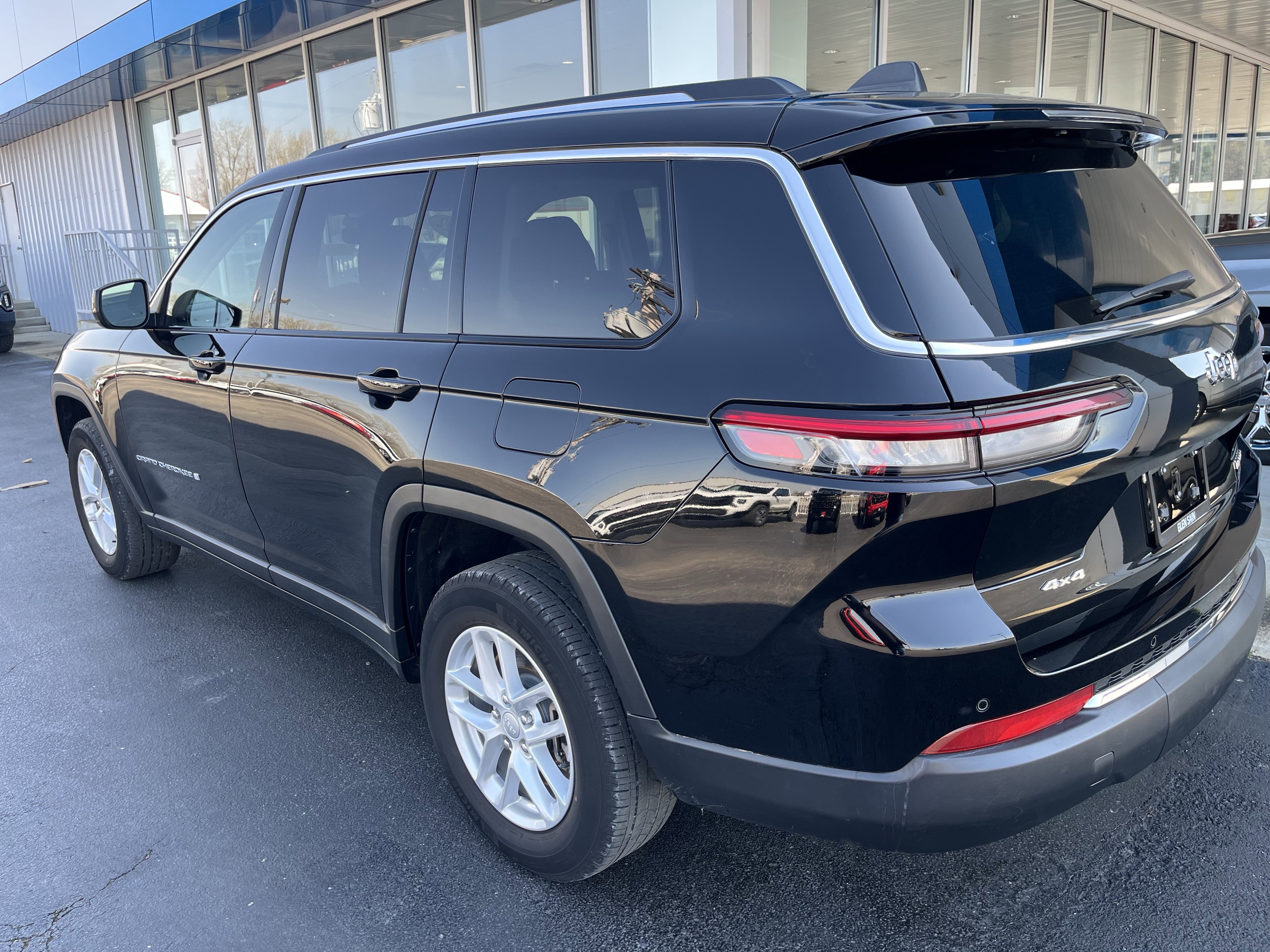 Used 2023 Jeep Grand Cherokee L Laredo image 4