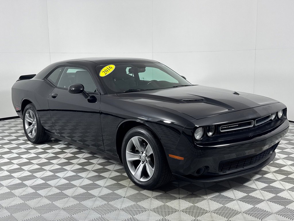 Used 2016 Dodge Challenger SXT image 3