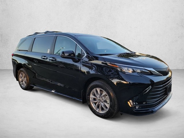 Used 2026 Toyota Sienna XLE FWD image 3