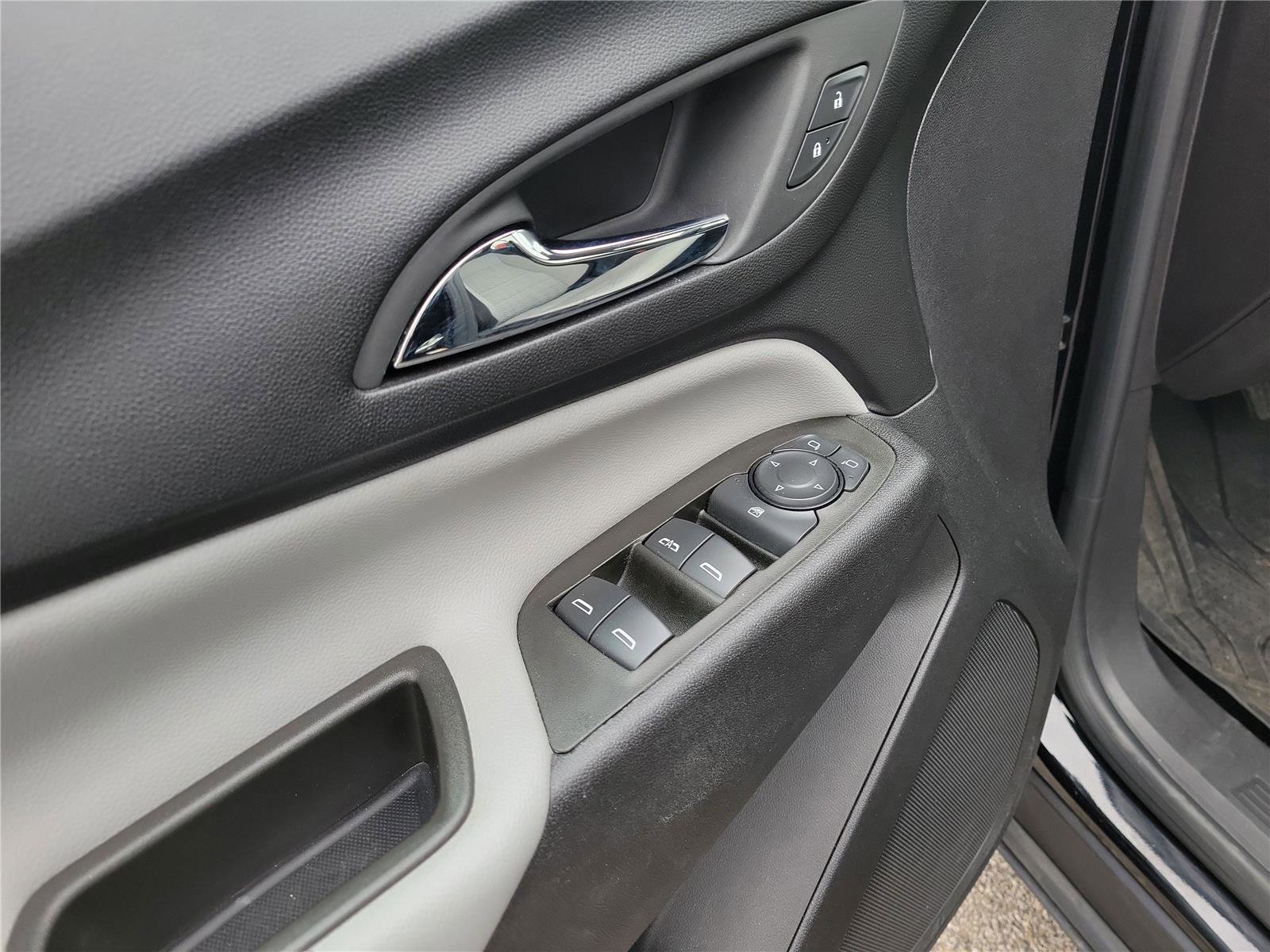 Used 2024 Chevrolet Equinox LS w/ LS Convenience Package image 18