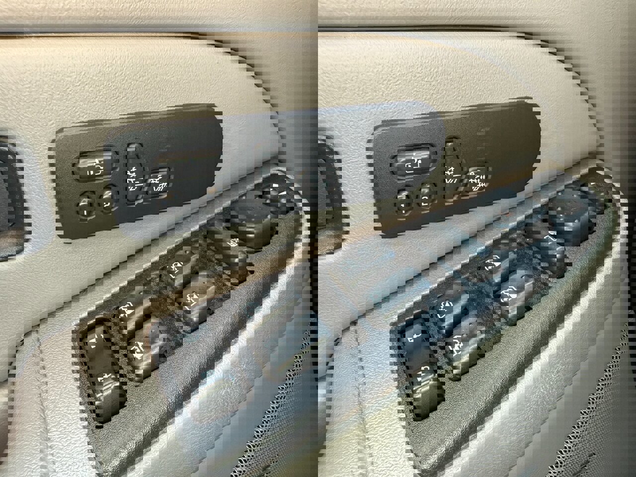 Used 2005 Chevrolet Silverado 2500 LT w/ Heavy-Duty Power Package image 25