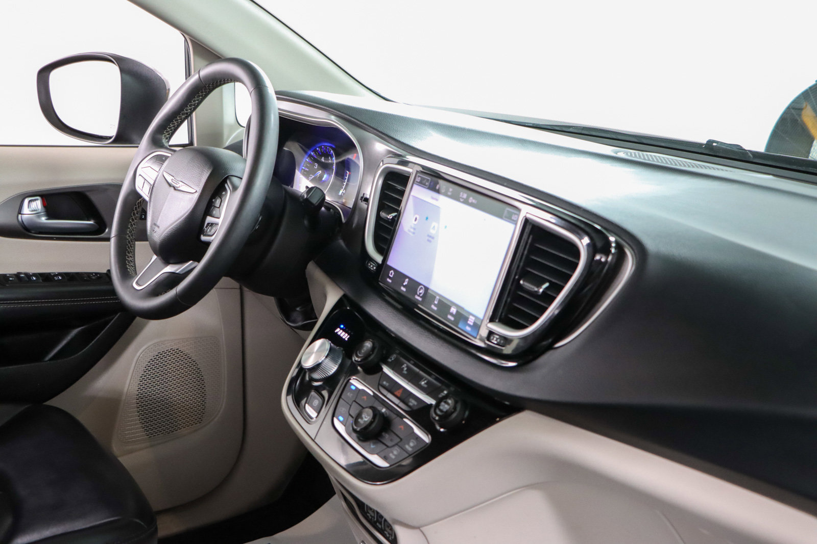 Used 2023 Chrysler Pacifica Touring-L FWD image 26