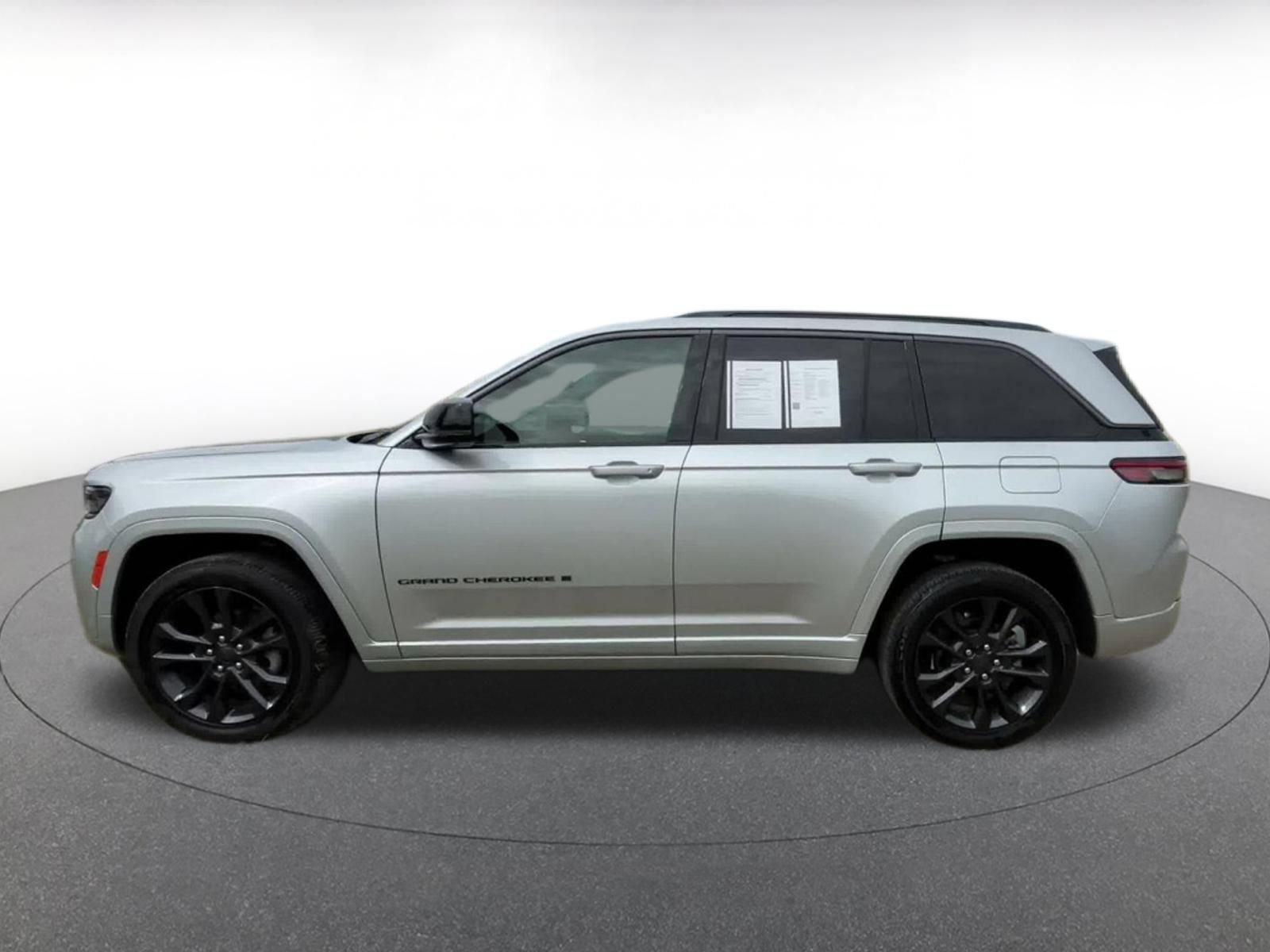 Used 2026 Jeep Grand Cherokee Limited AWD/4WD image 8