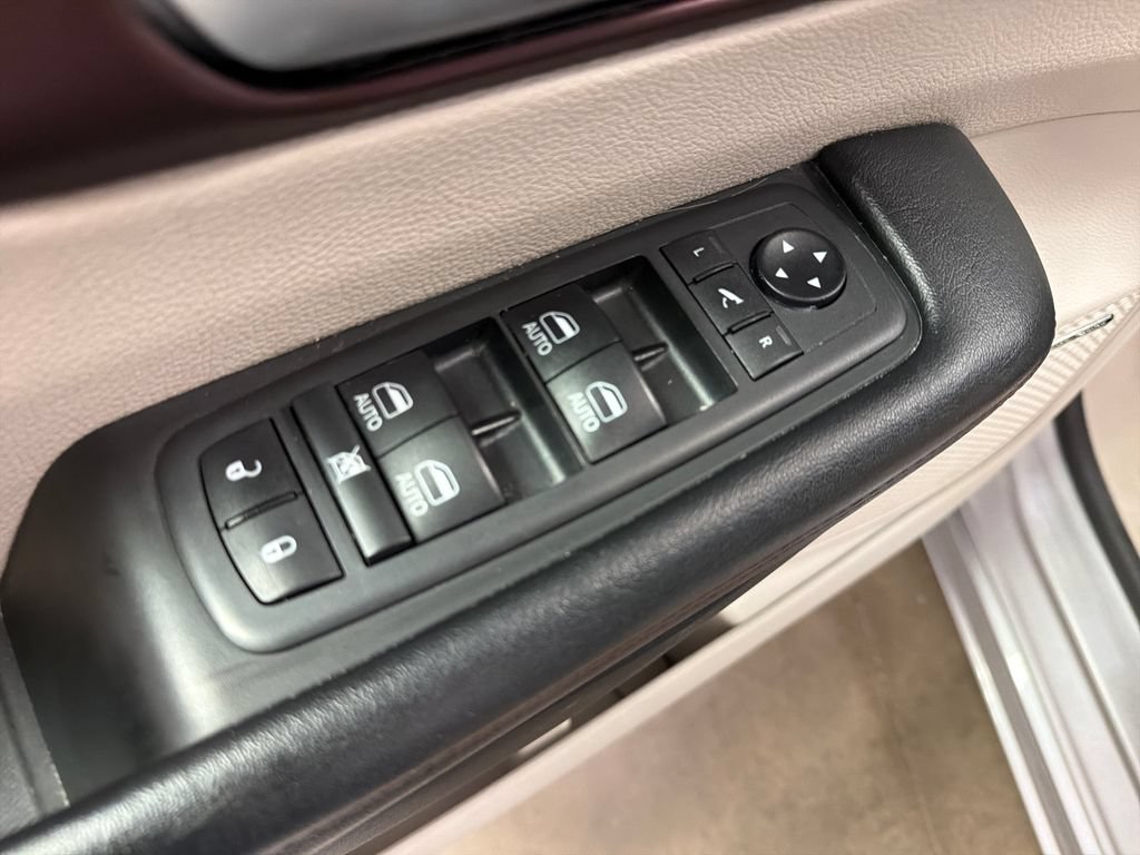Used 2019 Chrysler Pacifica Limited w/ Tire & Wheel Group FWD image 25