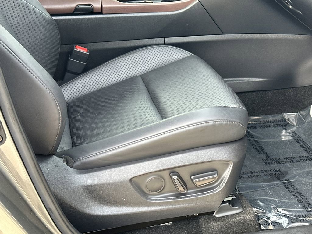 Used 2023 Toyota Crown Limited image 11