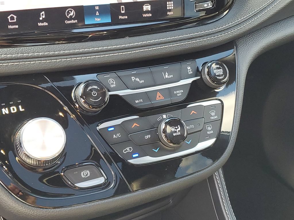 Used 2026 Chrysler Pacifica Limited FWD image 19