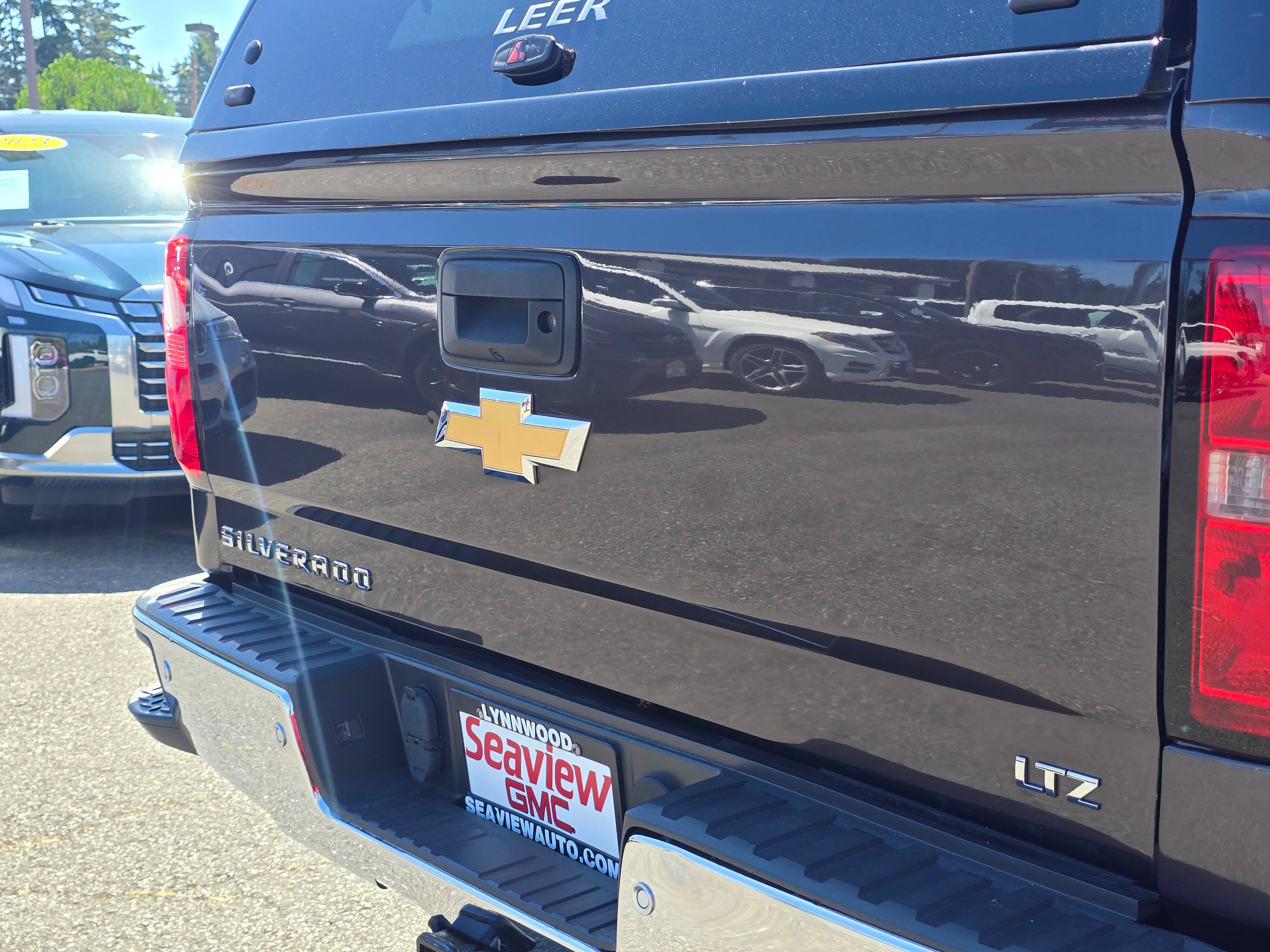 Used 2015 Chevrolet Silverado 1500 LTZ Z71 w/ LTZ Plus Package AWD/4WD image 13