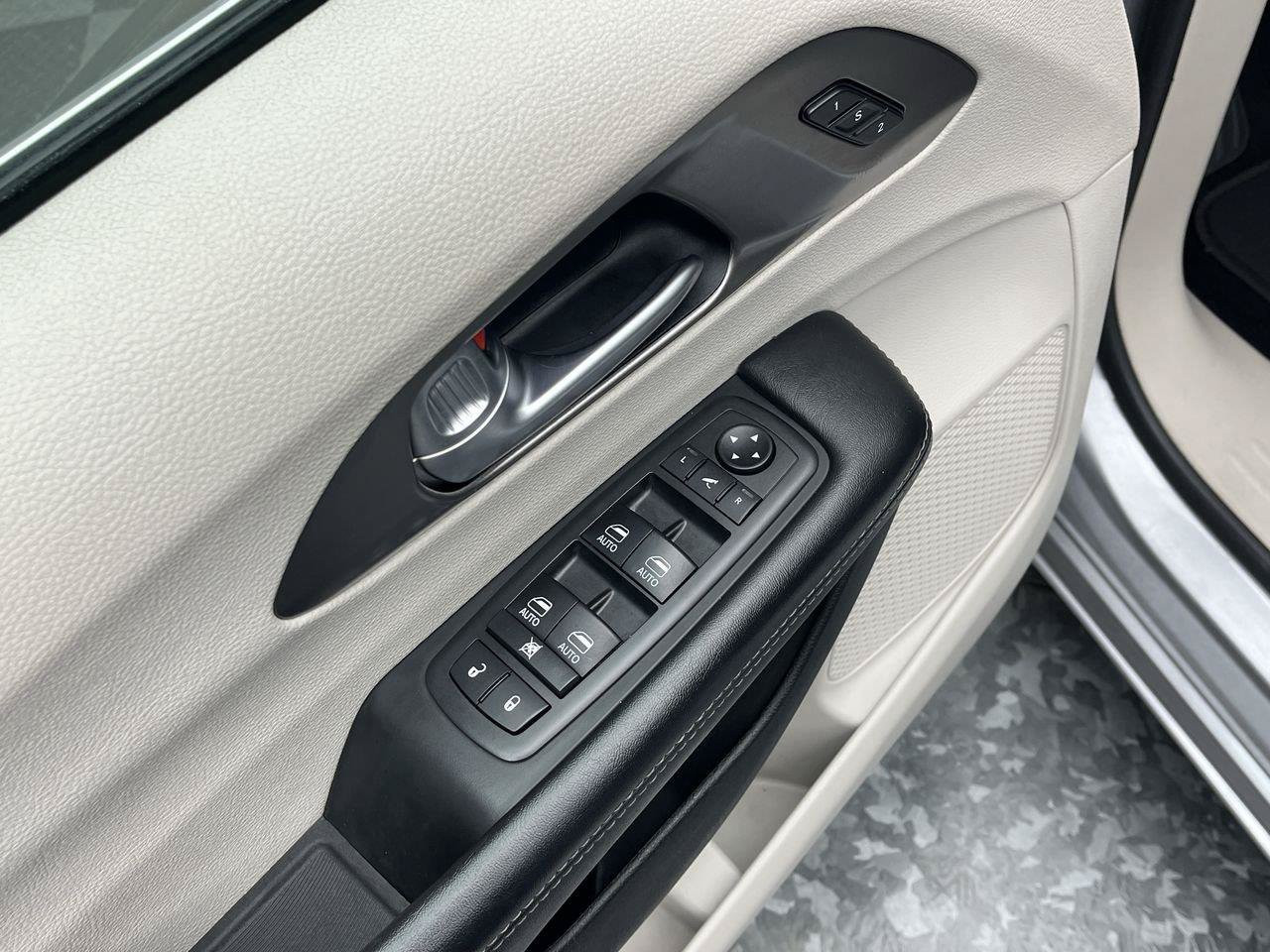Used 2018 Chrysler Pacifica Limited FWD image 9
