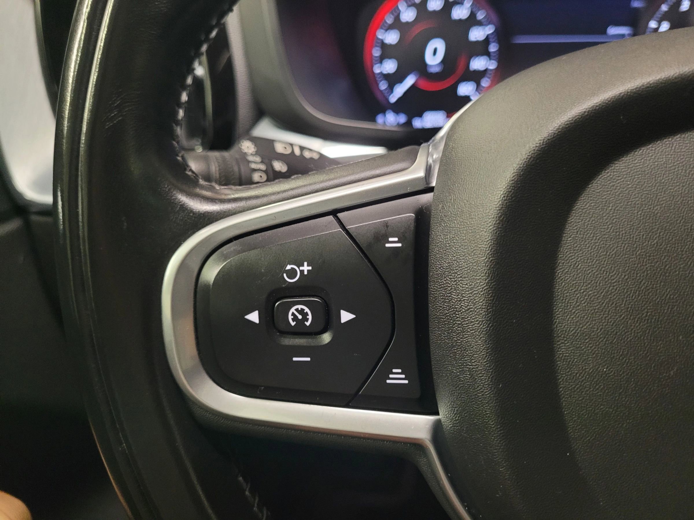 Used 2018 Volvo XC60 T5 Momentum w/ Vision Package image 22