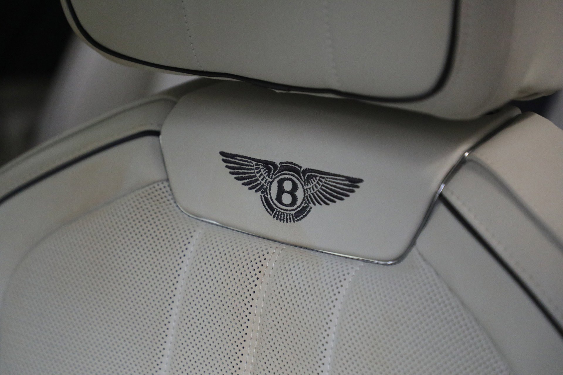 Used 2023 Bentley Flying Spur Plug-In Hybrid image 29