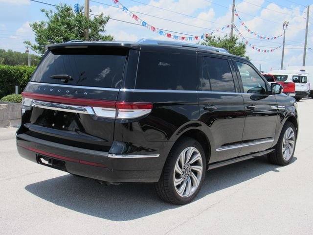 Used 2023 Lincoln Navigator Reserve AWD/4WD image 3