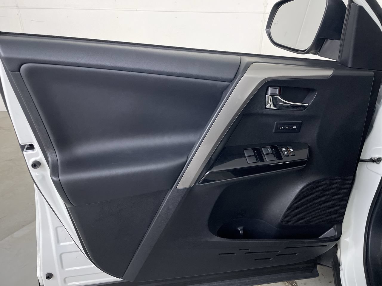 Used 2018 Toyota RAV4 Limited AWD/4WD image 11
